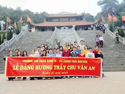 Đoàn cán bộ nhà trường làm Lễ dâng hương tưởng nhớ thầy Chu Văn An đầu xuân Ất Mùi 2015